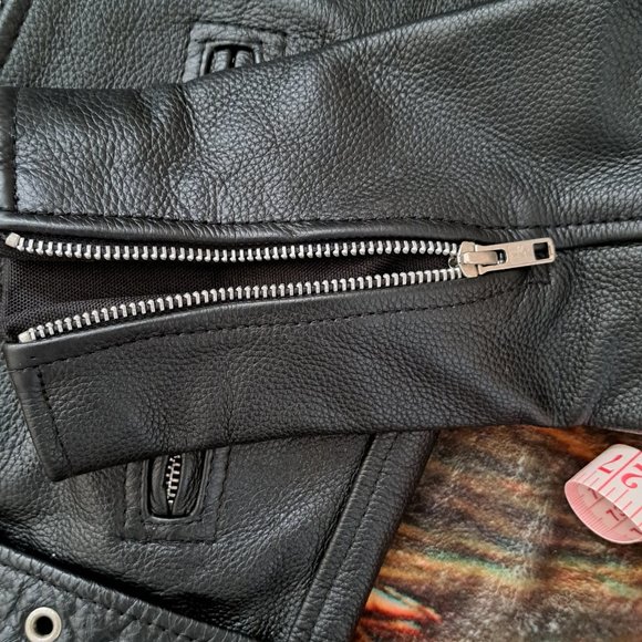 Vintage black LeatherJacket - Picture 4 of 16